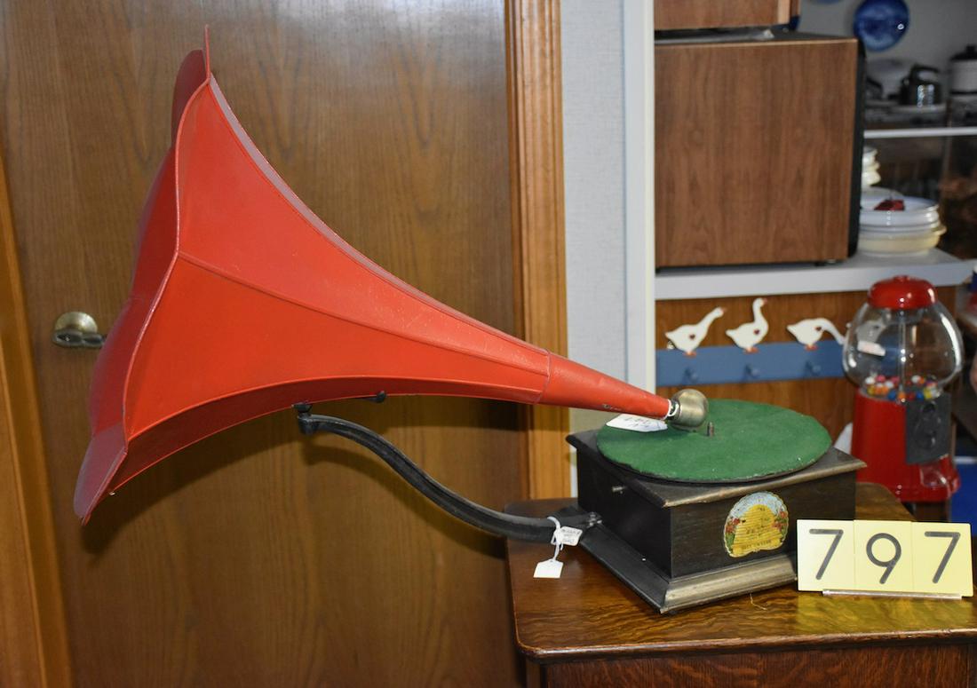 Busy Bee disc phonograph with red front mount horn: Repainted horn, reproducer, no crank