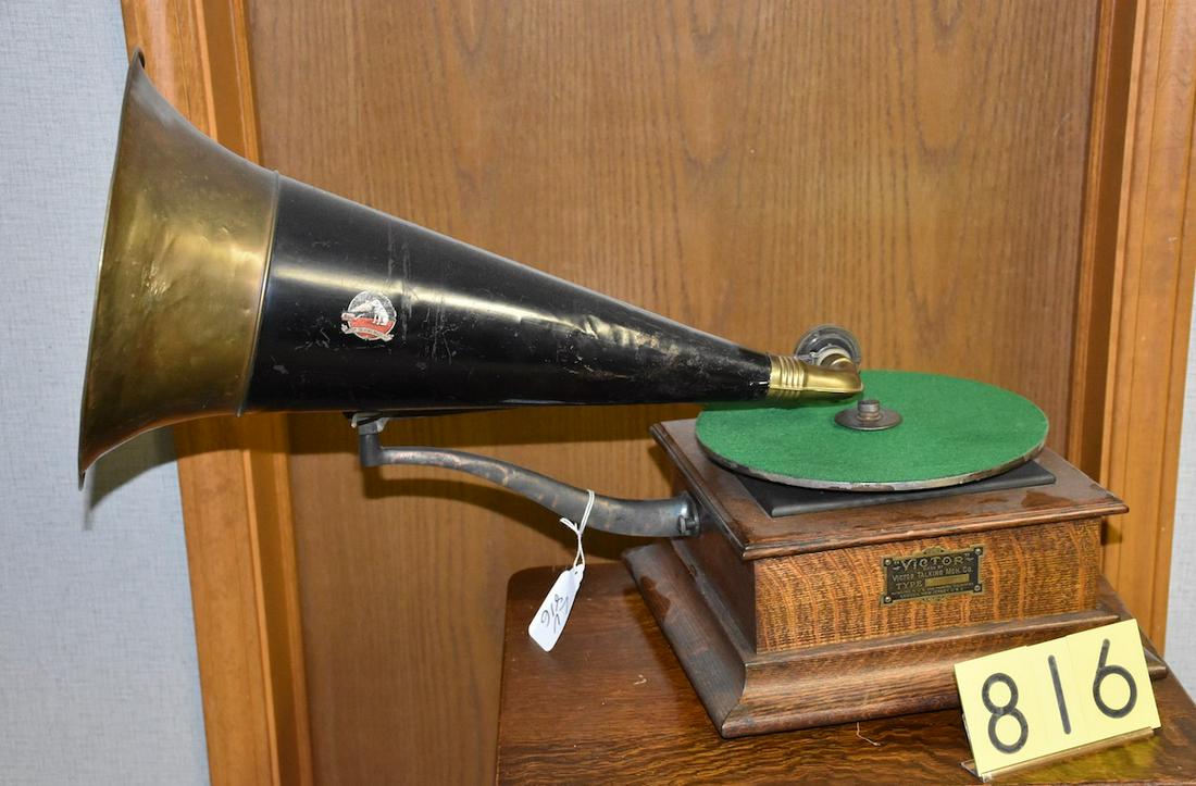 Victor P disc phonograph: Victor front mount brass bell horn, record screw and Exhibition reproducer. Incorrect winding crank