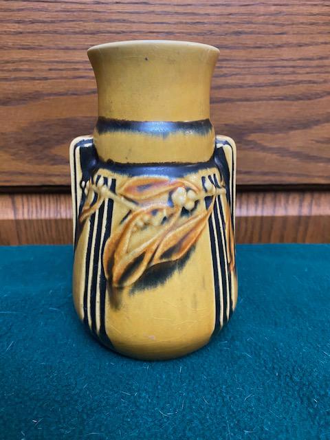 Roseville Laurel pattern vase (1 of 1)