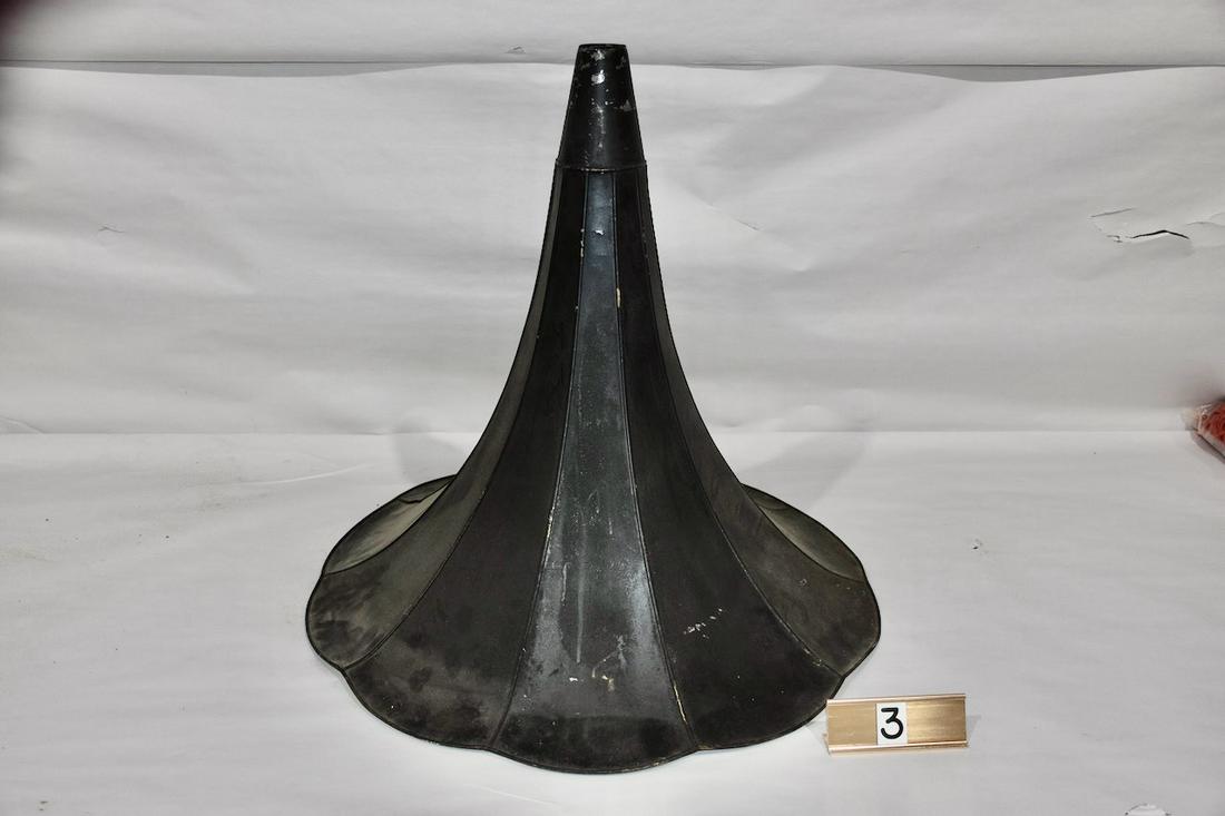 Victor Phonograph Horn (1 of 2)