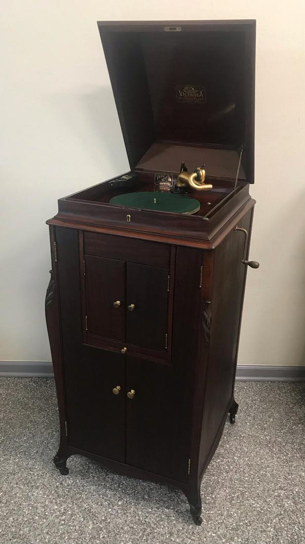 Victor Victrola VV-XVI "L-Door" phonograph (1 of 1)