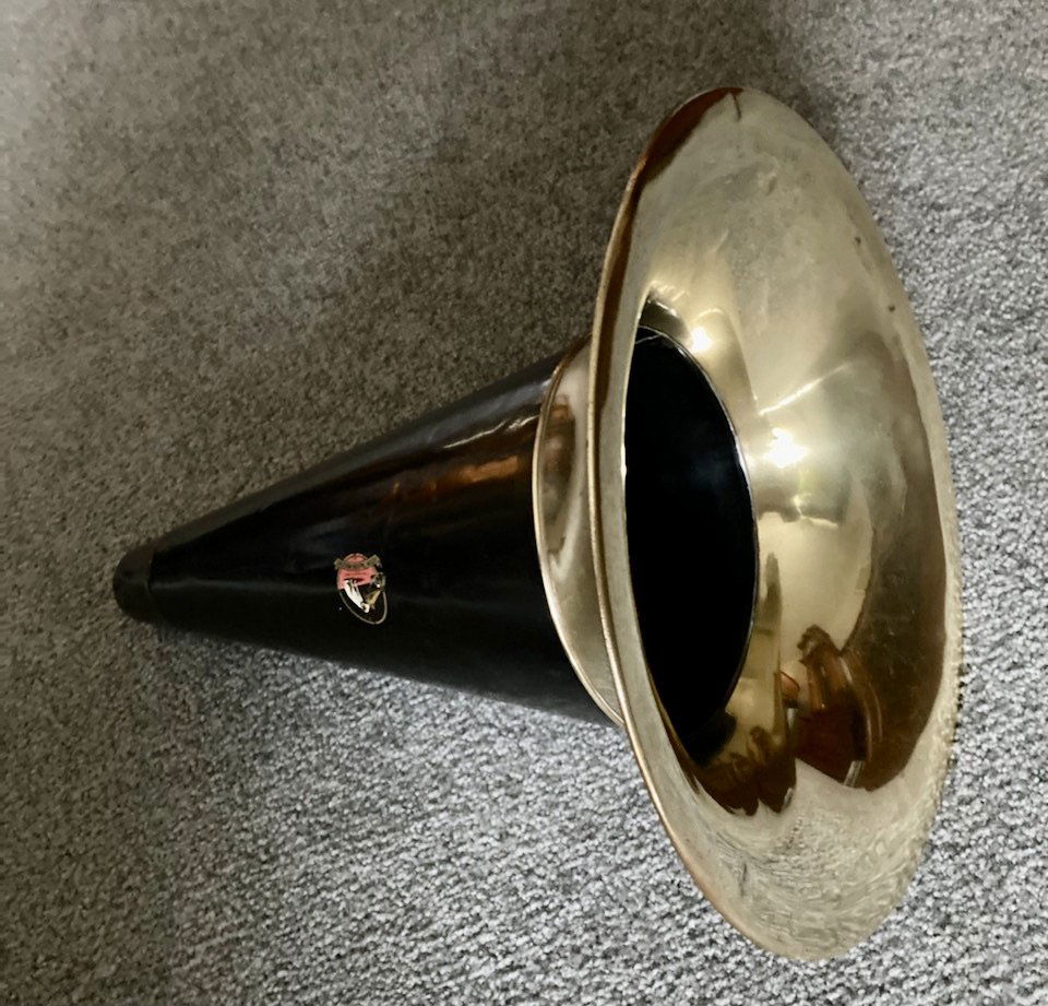 Victor Rear Mount Brass Bell Phonograph Horn (1 of 1)