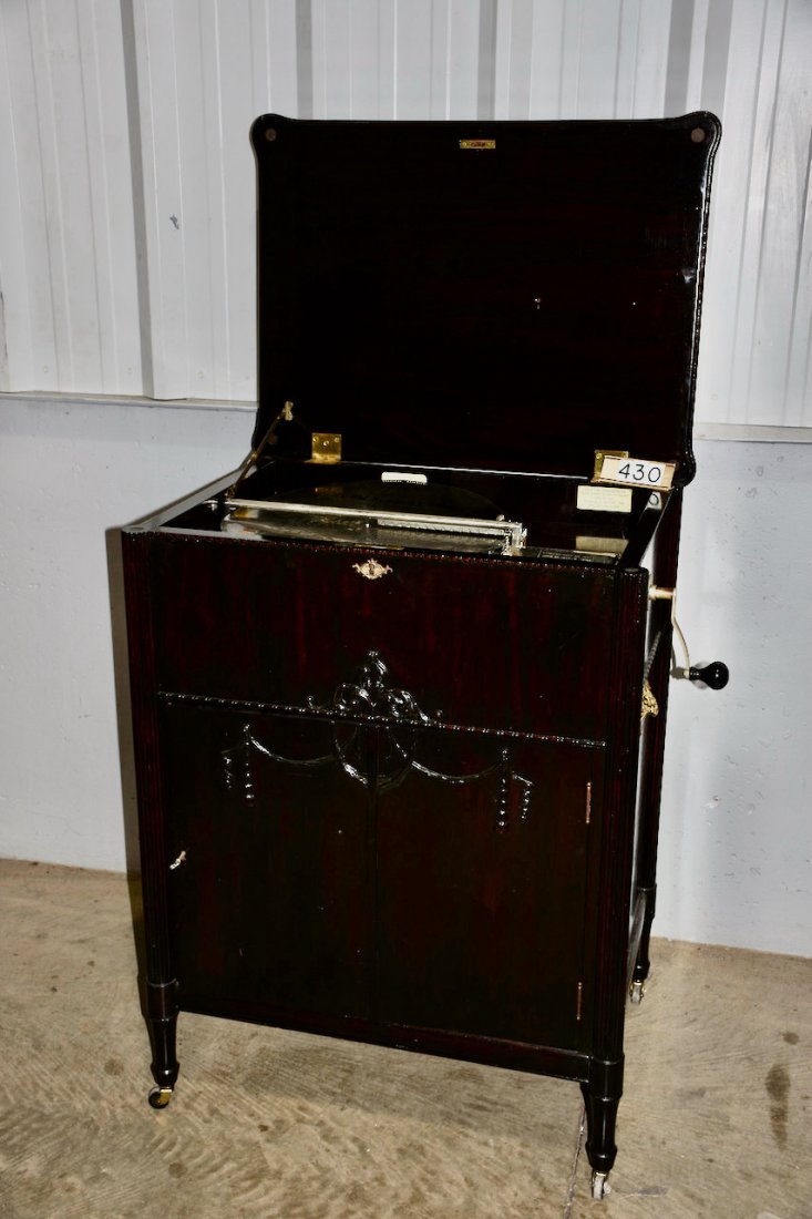 Stella Console Disc Music Box: Plays a 17-1/4" disc. Mahogany cabinet. No broken teeth. 15 discs included. Good condition