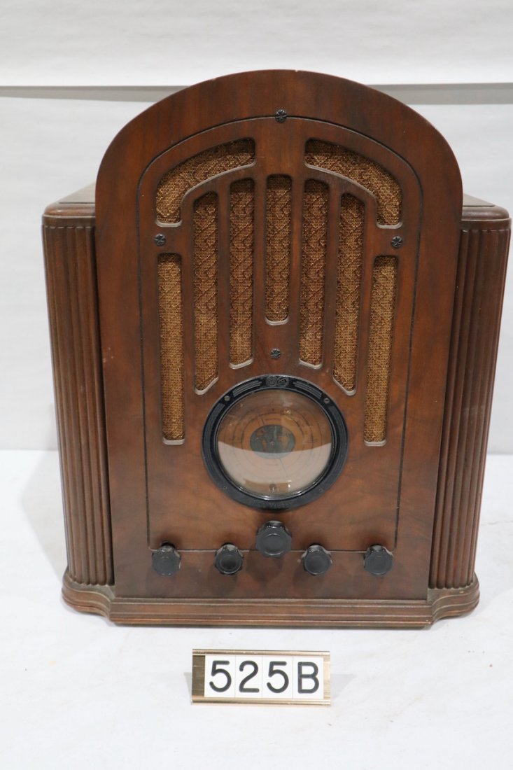 RCA Victor Cathedral Radio (1 of 2)