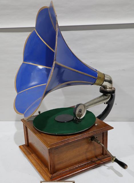 Aretino Disc Phonograph (1 of 3)