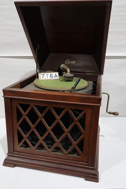 Edison Diamond Disc  Model B-19 phonograph (1 of 2)