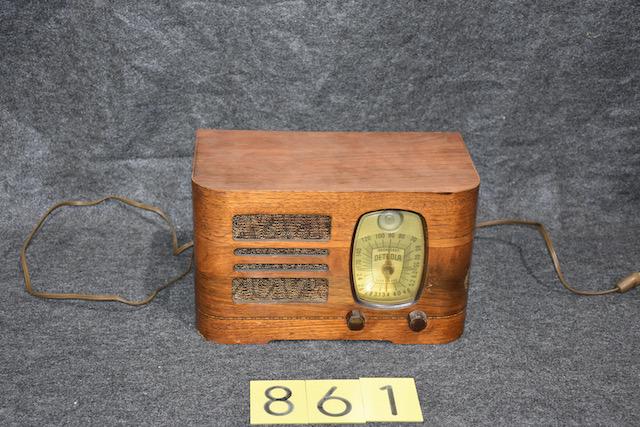 Detrola Shortwave Broadcast Model Radio (1 of 2)