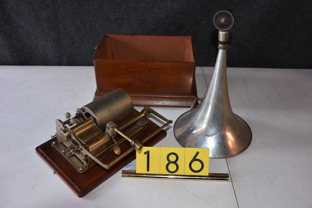 Pathe Flip-top cylinder phonograph (1 of 1)