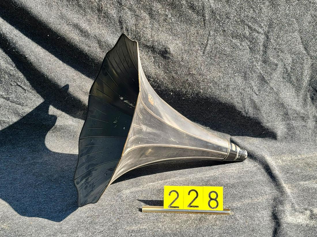 Victor 10-panel phonograph horn (1 of 1)