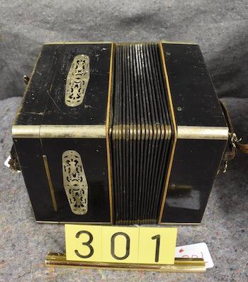 Tanzbar Paper Roll Accordion (1 of 1)