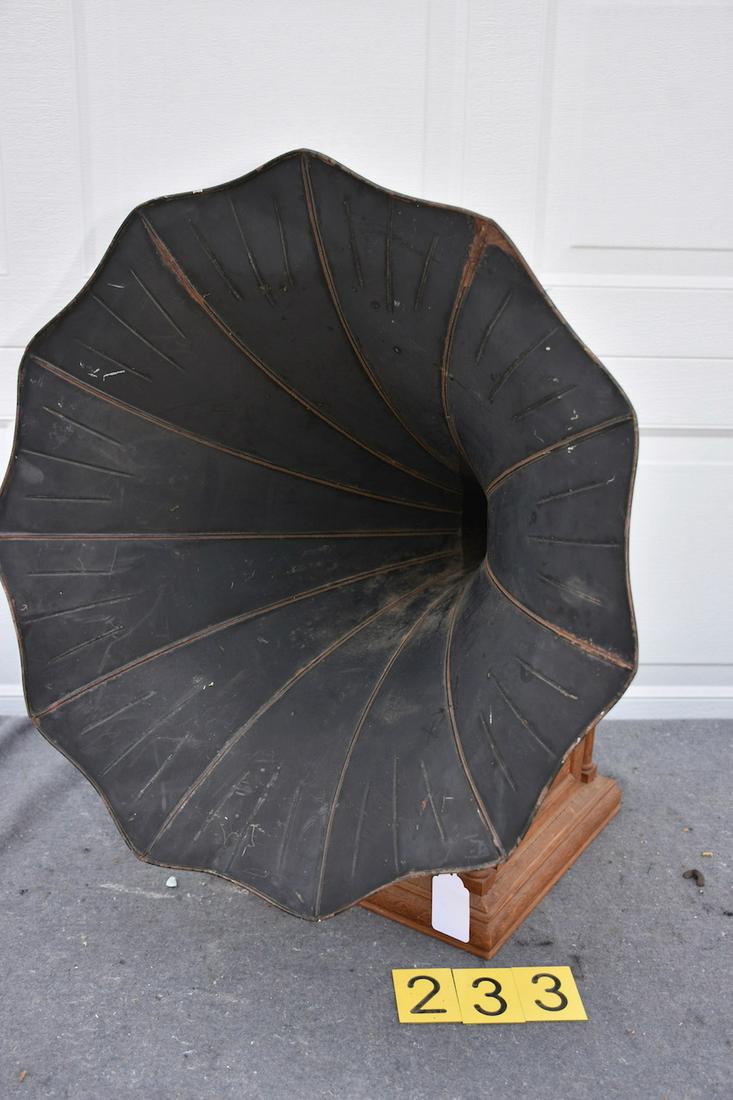 Victor D Disc Phonograph (1 of 2)