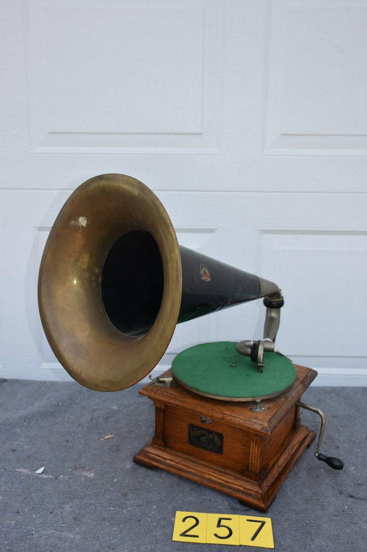 Victor II "Humpback" Phonograph (1 of 2)