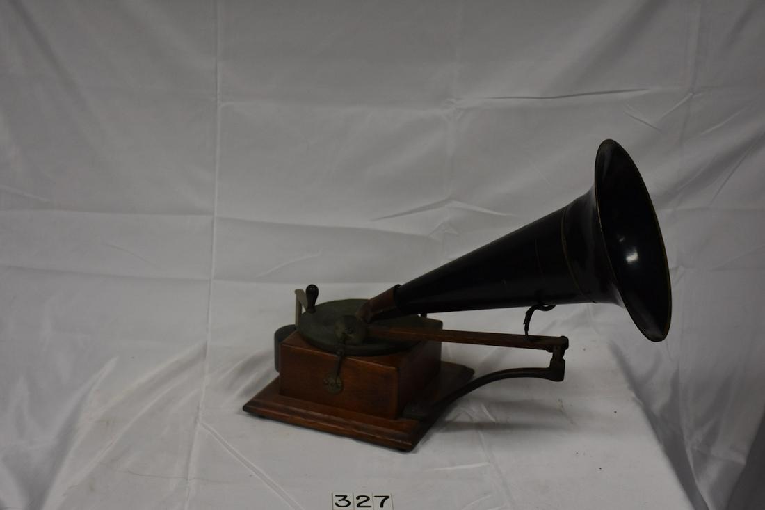 Berliner Trademark Disc Gram-o-phone (1 of 3)