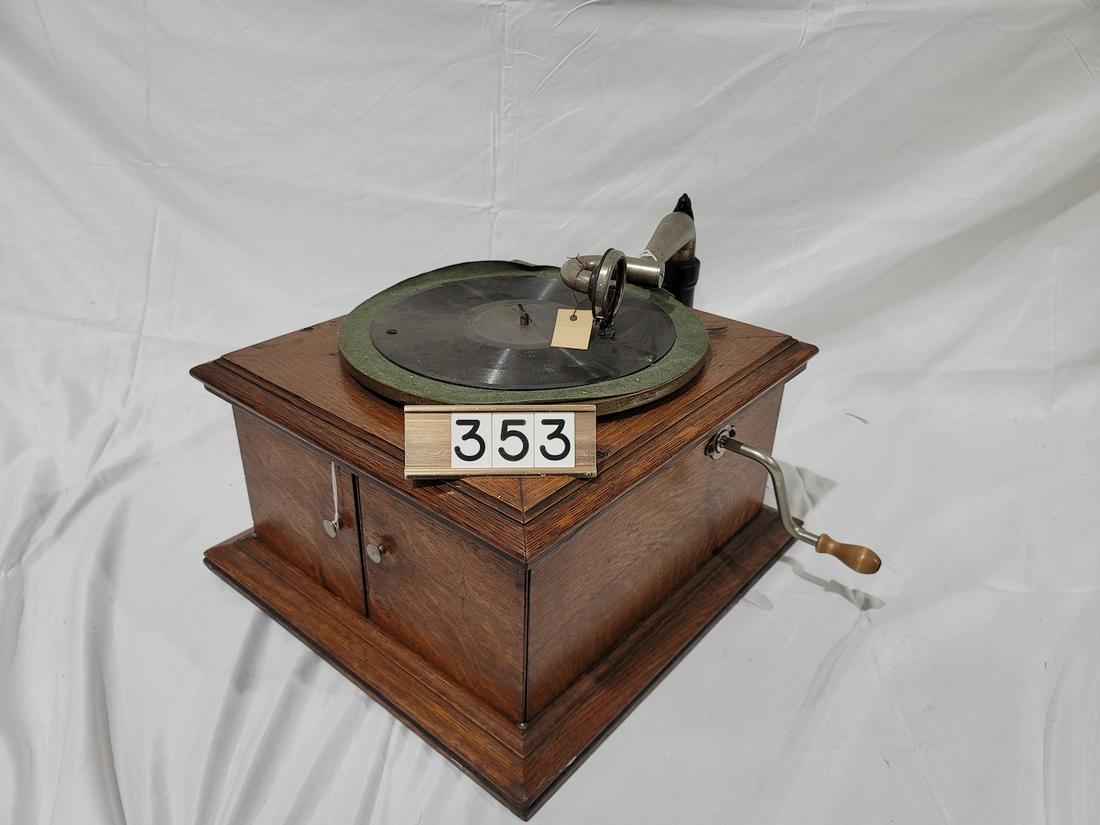 Victor Victrola VI disc phonograph (1 of 3)