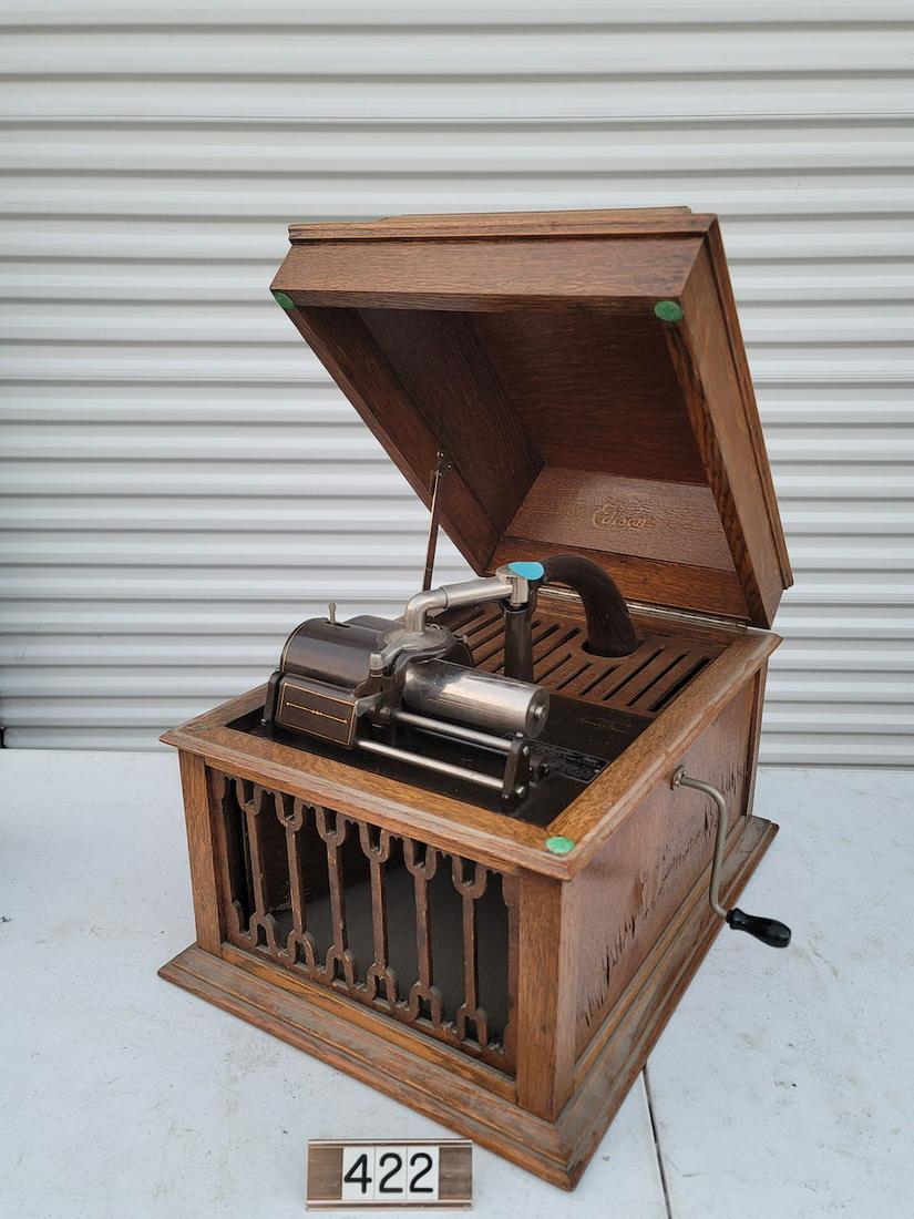 Edison Amberola VI: Has crank and reproducer. Veneer damage. SN: 2281