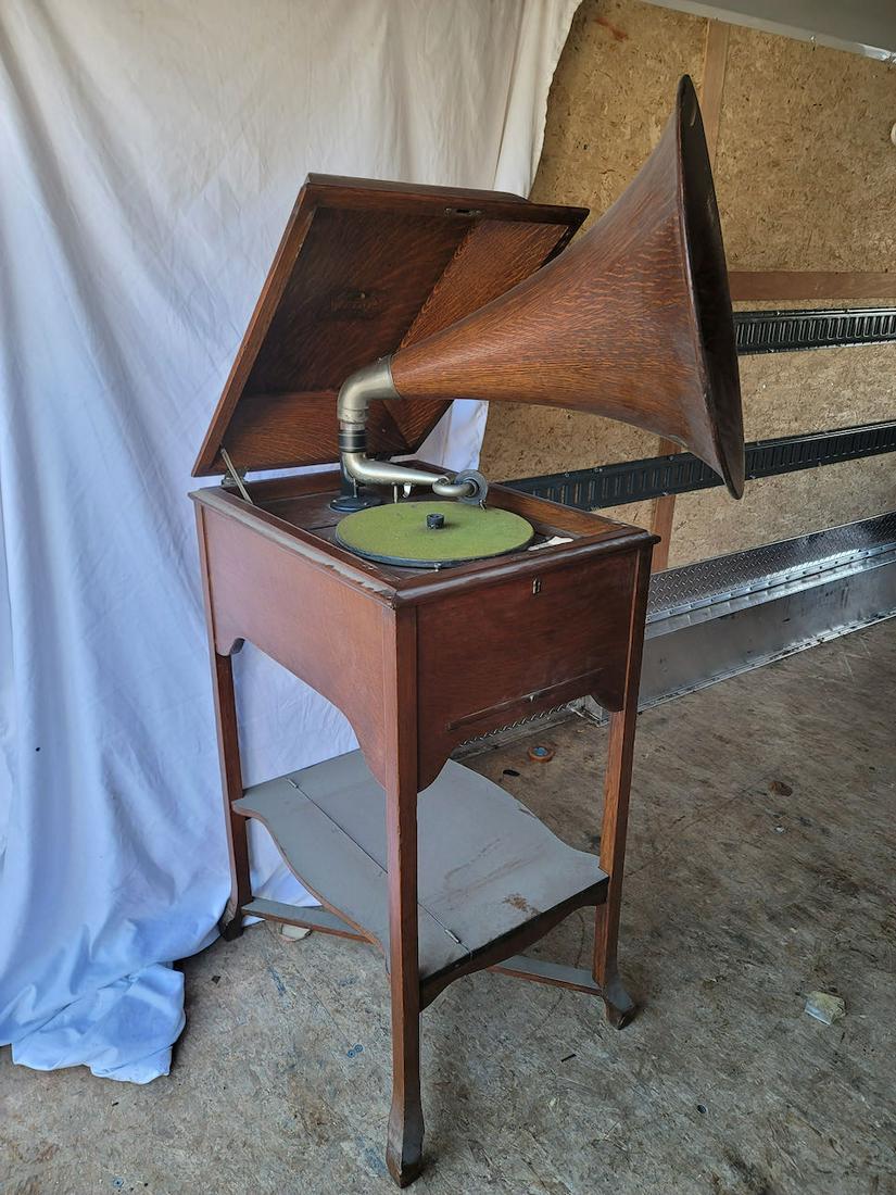 Victor Schoolhouse Oak Floor Model Phonograph (1 of 3)