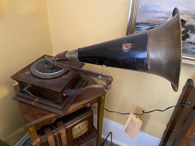 Victor E Disc Phonograph (1 of 3)