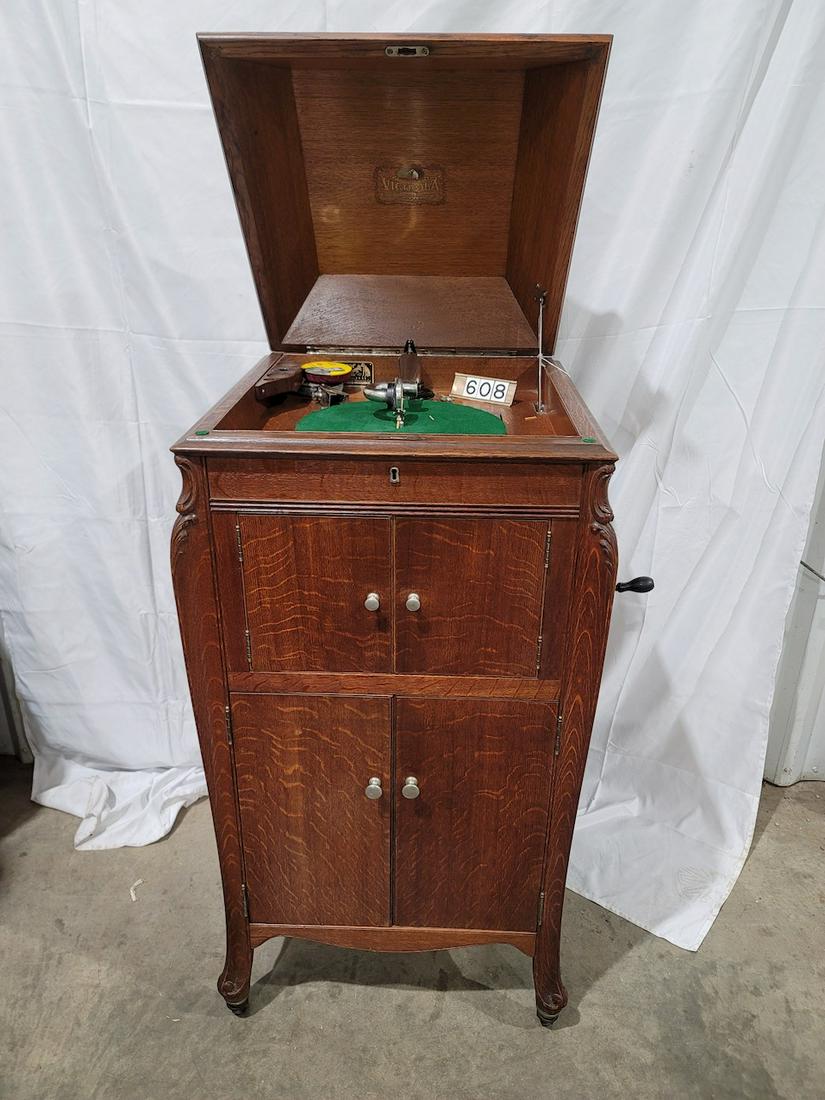 Victor Victrola VV-XIV Oak Floor Model Phonograph (1 of 3)