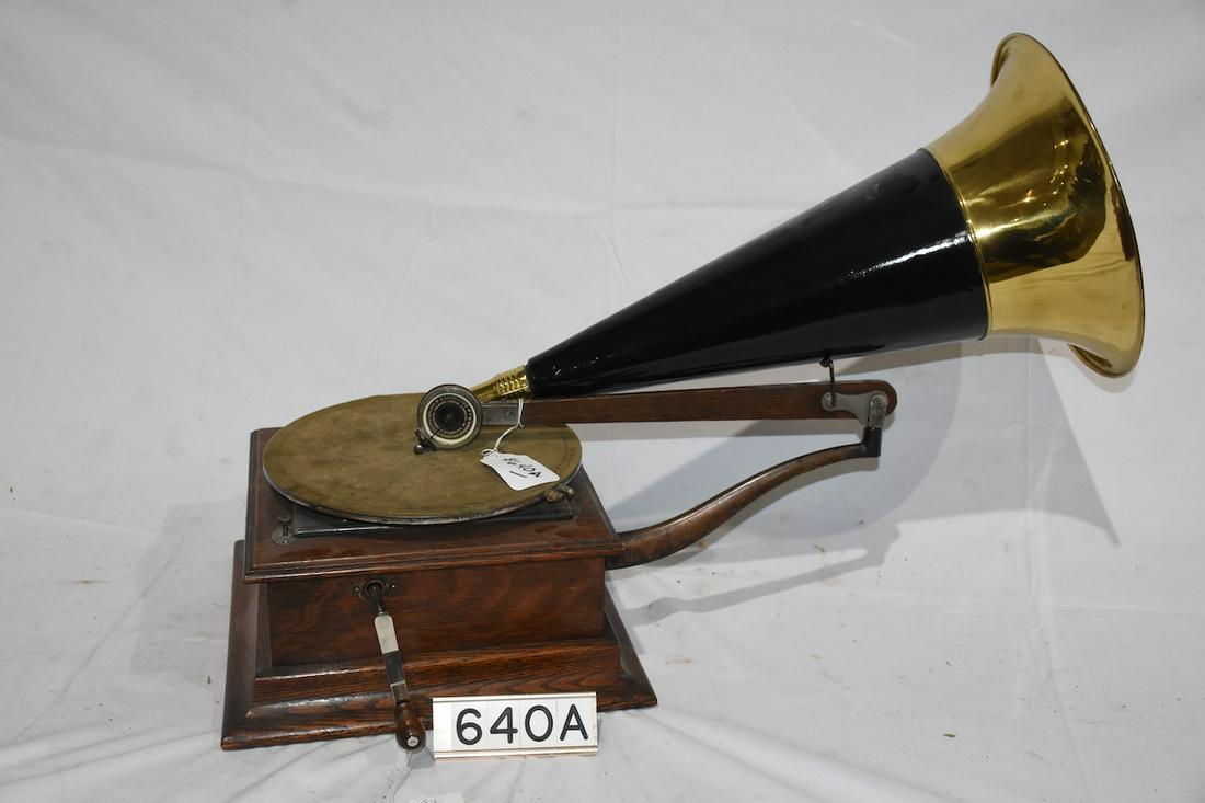 Victor P disc phonograph (1 of 2)
