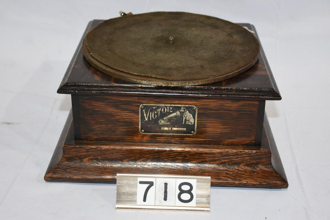 Victor P1 disc phonograph (1 of 2)