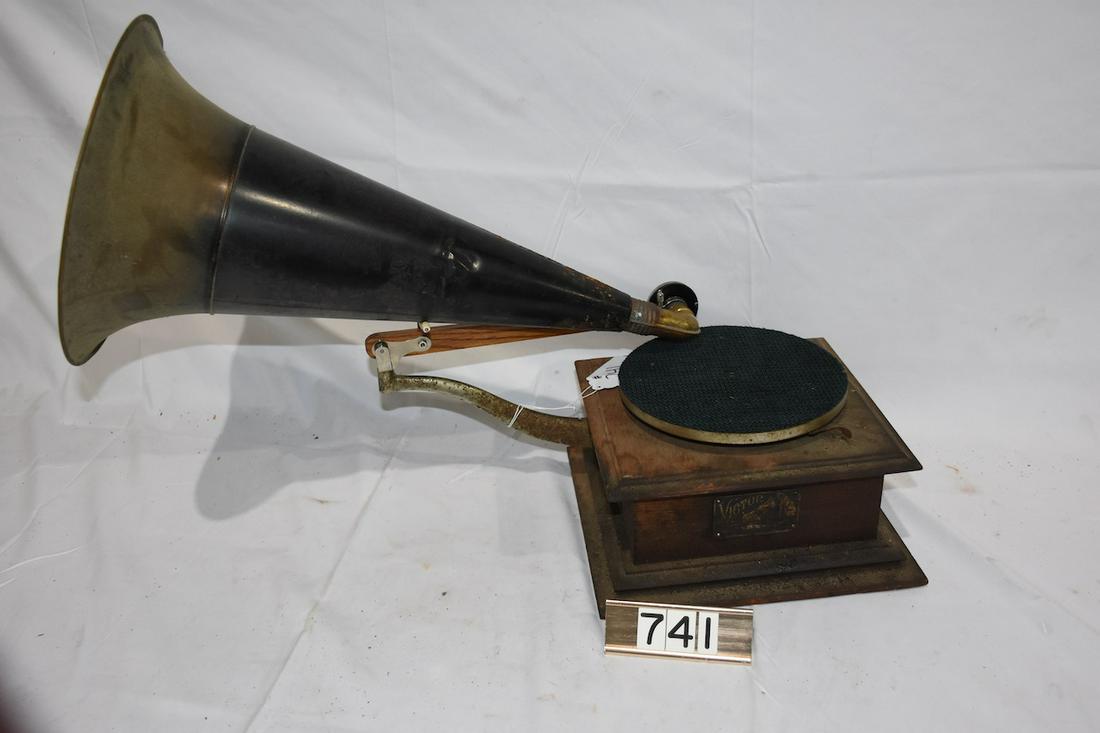 Victor Z disc phonograph (1 of 3)