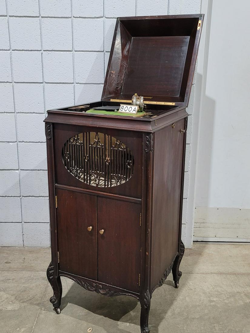 Brunswick Mahogany Floor Model 120: With Ultona reproducer and crank, and record catalog