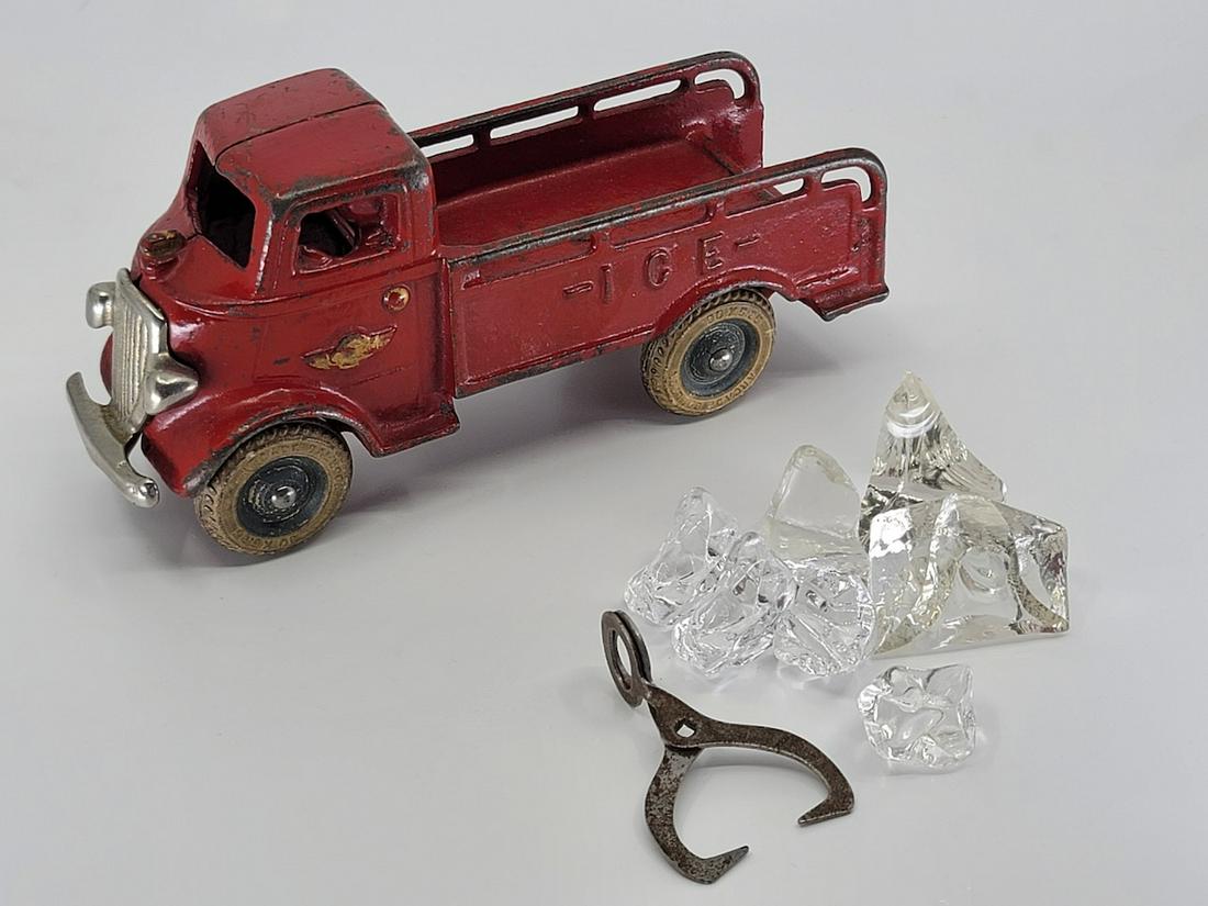 Arcade Cast Iron Ice Truck with Ice & Tongs (1 of 3)