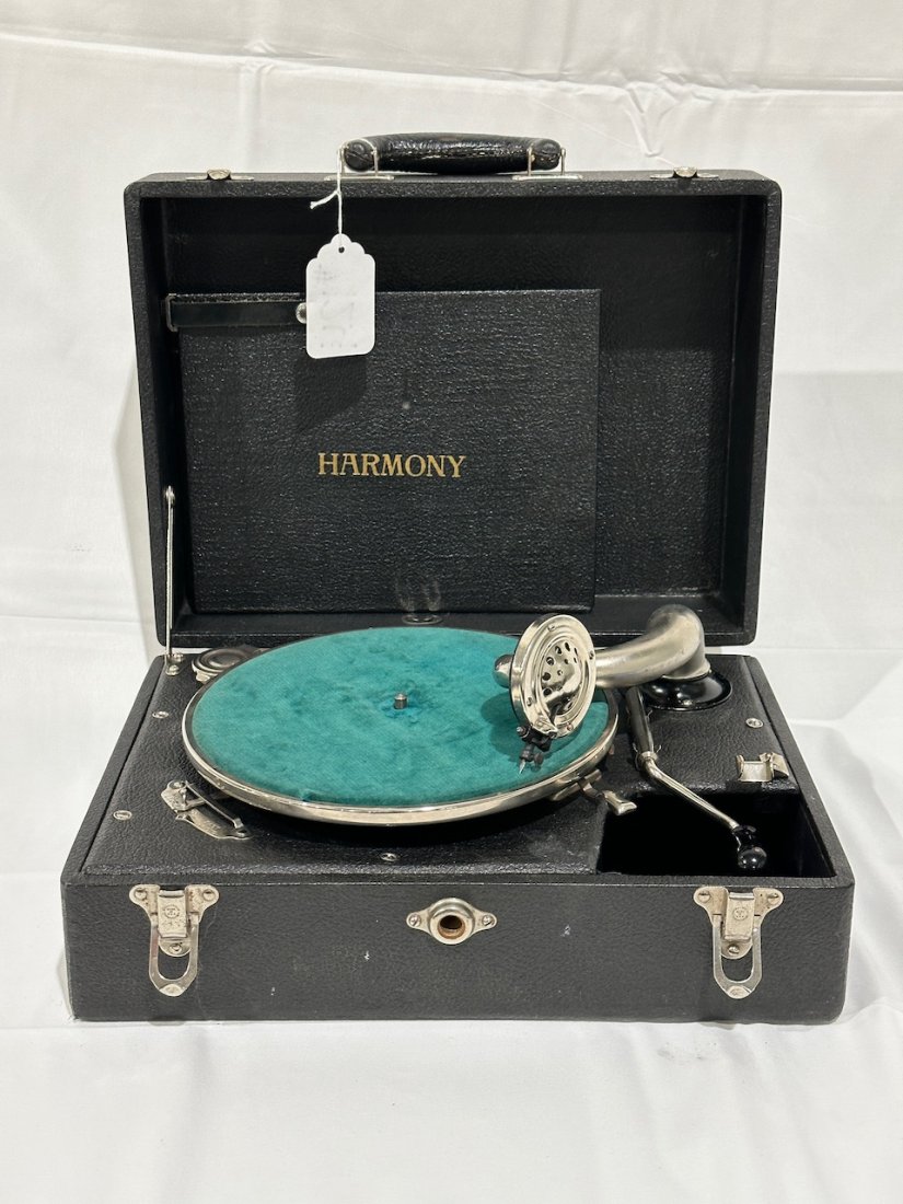Harmony Suitcase Model Phonograph (1 of 1)