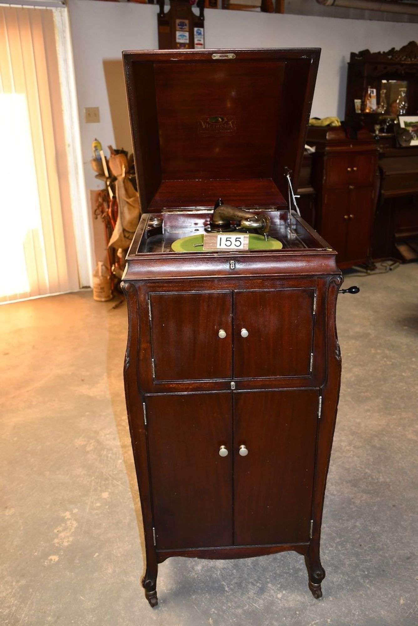 Victor Victrola VV-XIV Floor Model Phonograph (1 of 3)