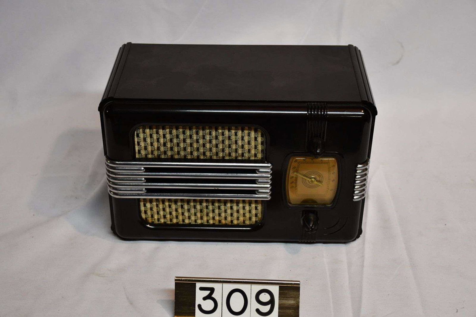 AC Table Radio: Bakelite case. Made in Chicago. A nice example. 11"x7"