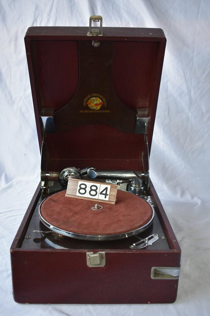Tuck Chen Suitcase Model Phonograph (1 of 2)
