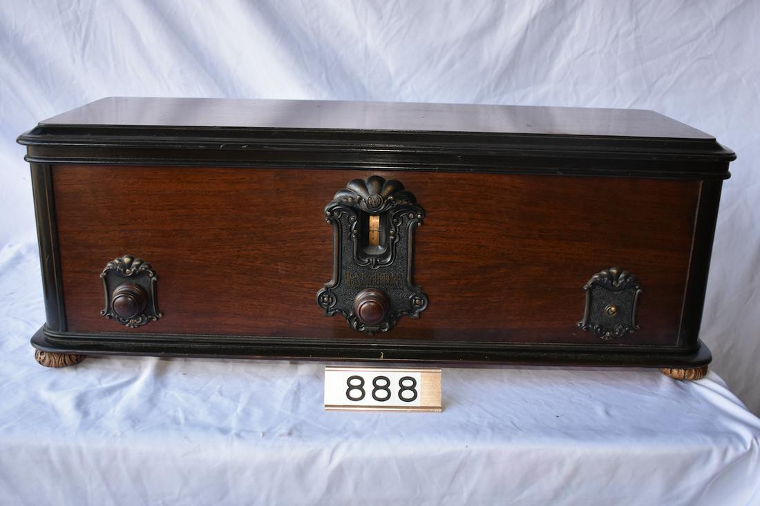 RCA Radiola 60 Superheterodyne Table Top Radio (1 of 2)