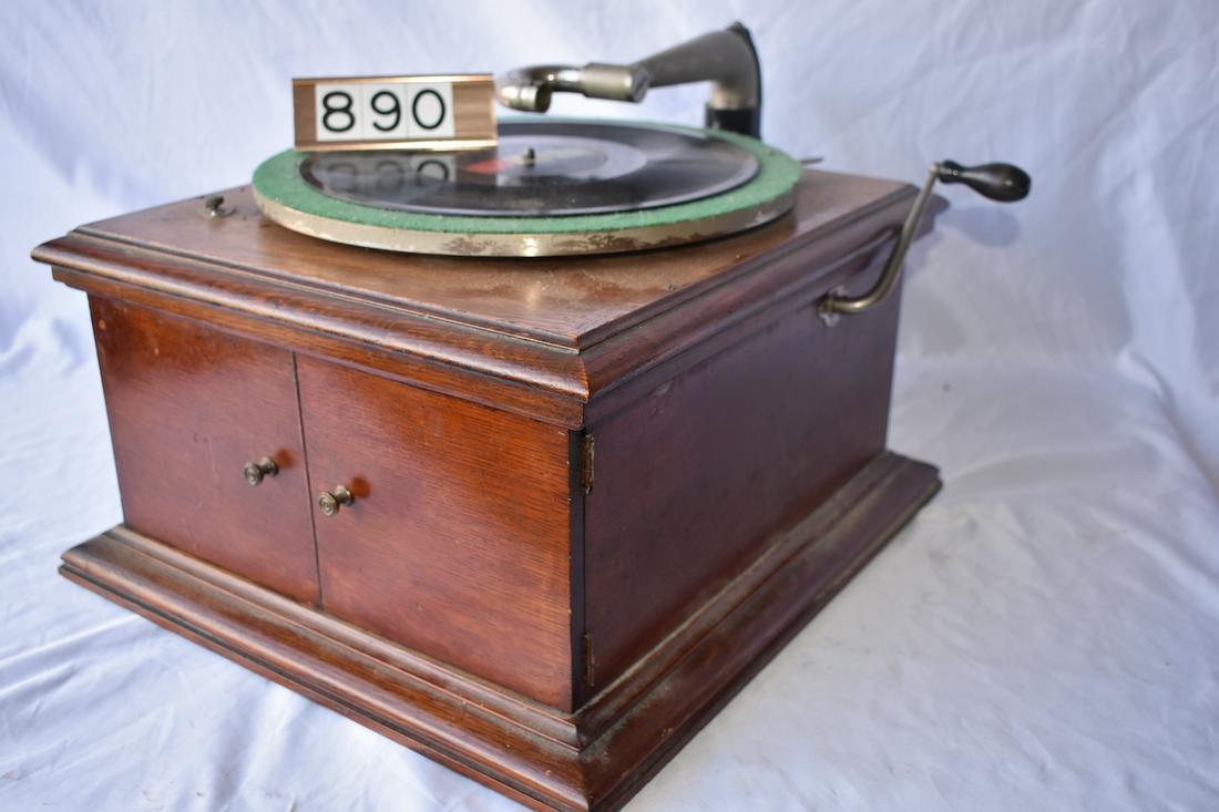 Victor VV-VI Disc Phonograph (1 of 2)