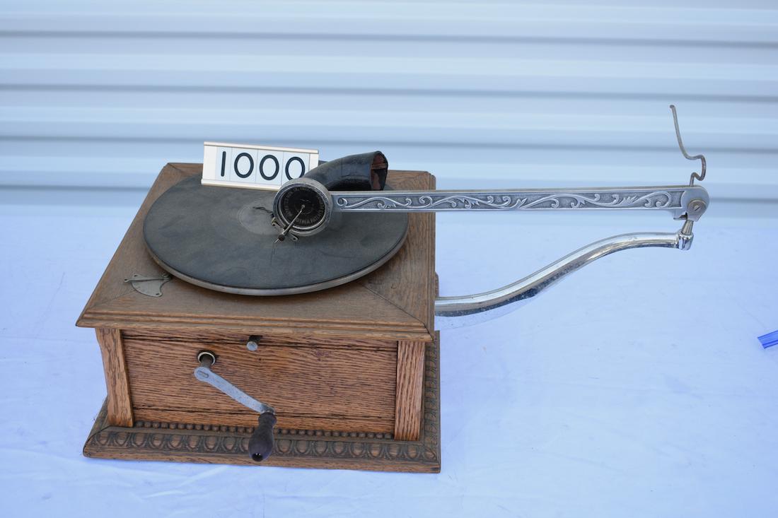 Talk-o-phone Disc Phonograph (1 of 2)