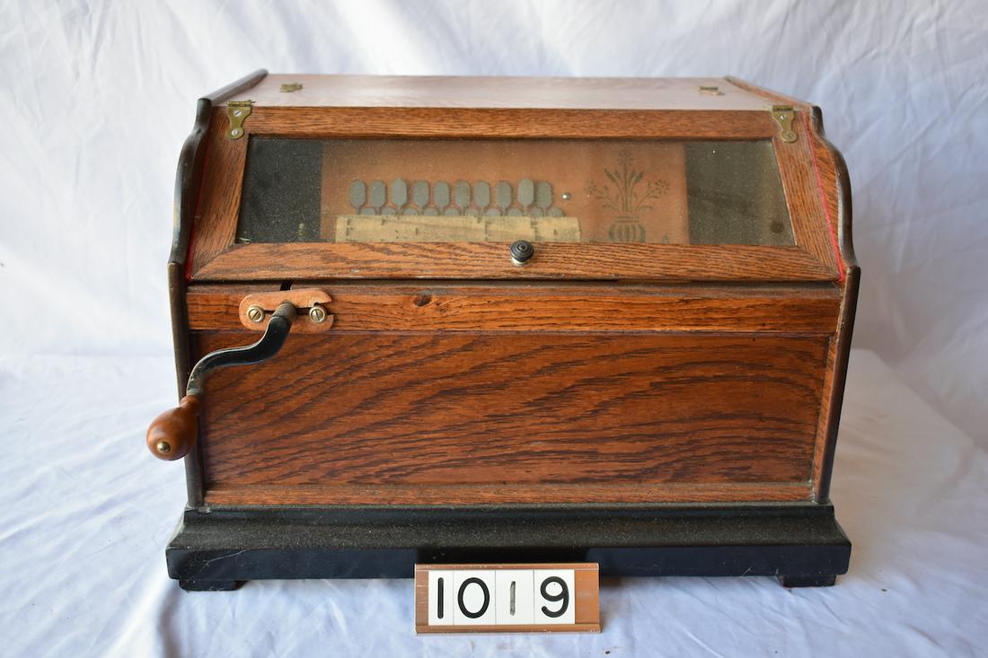 Concert Roller Organ: Plays. 6-1/4" cobs, one included.