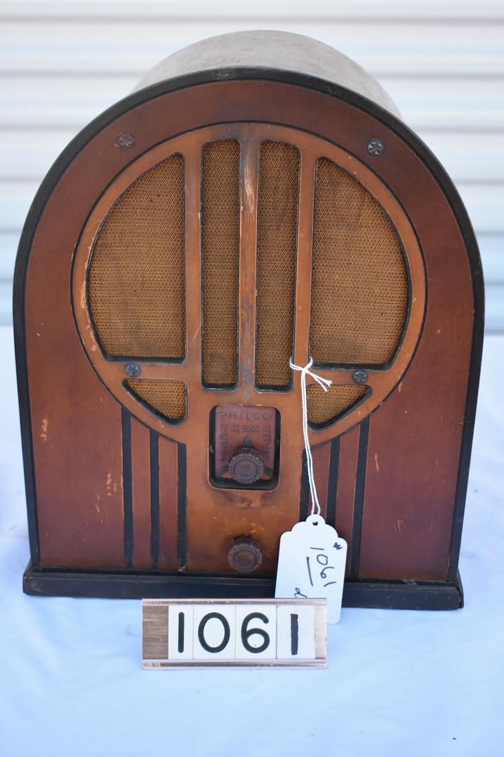Philco Model 84 Cathedral Radio (1 of 2)