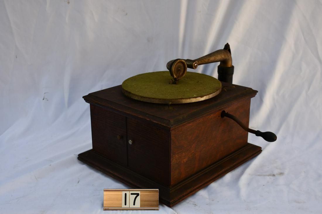 Victor VV-IV Disc Phonograph (1 of 2)