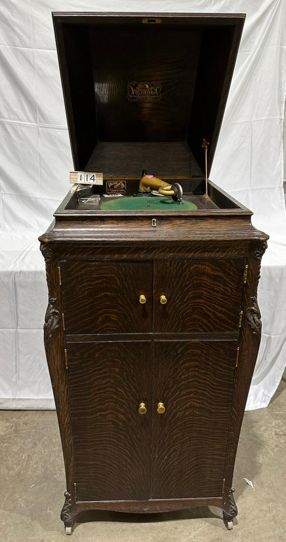 Victor Victrola VV-XVI Floor Model Phonograph (1 of 2)