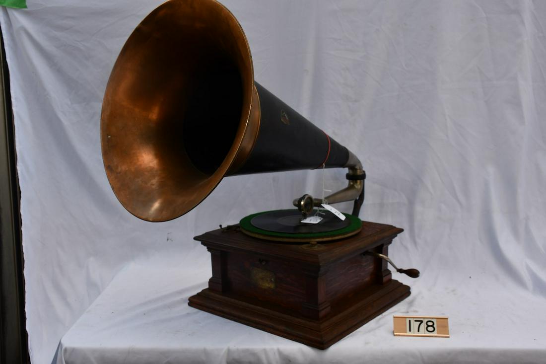 Victor V Disc Phonograph (1 of 3)