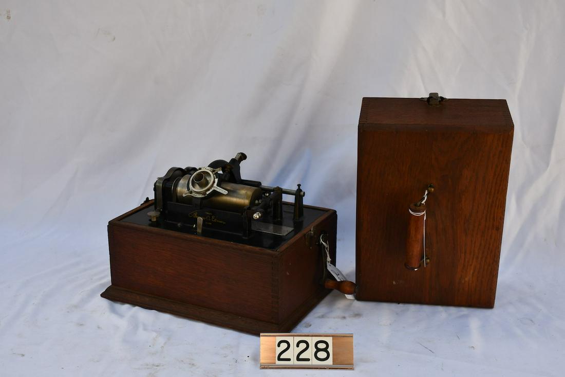 Edison Standard 2-latch Phonograph (1 of 2)