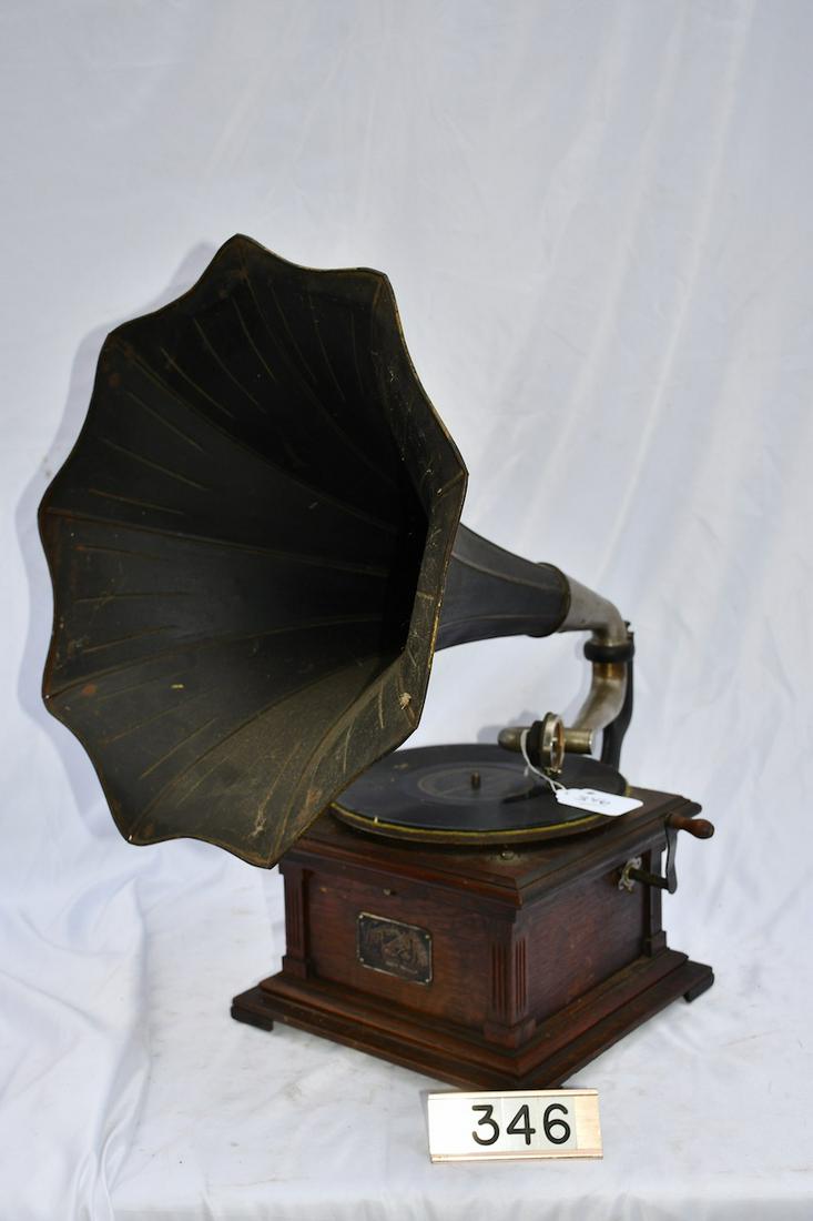 Victor II Humpback Disc Phonograph (1 of 2)