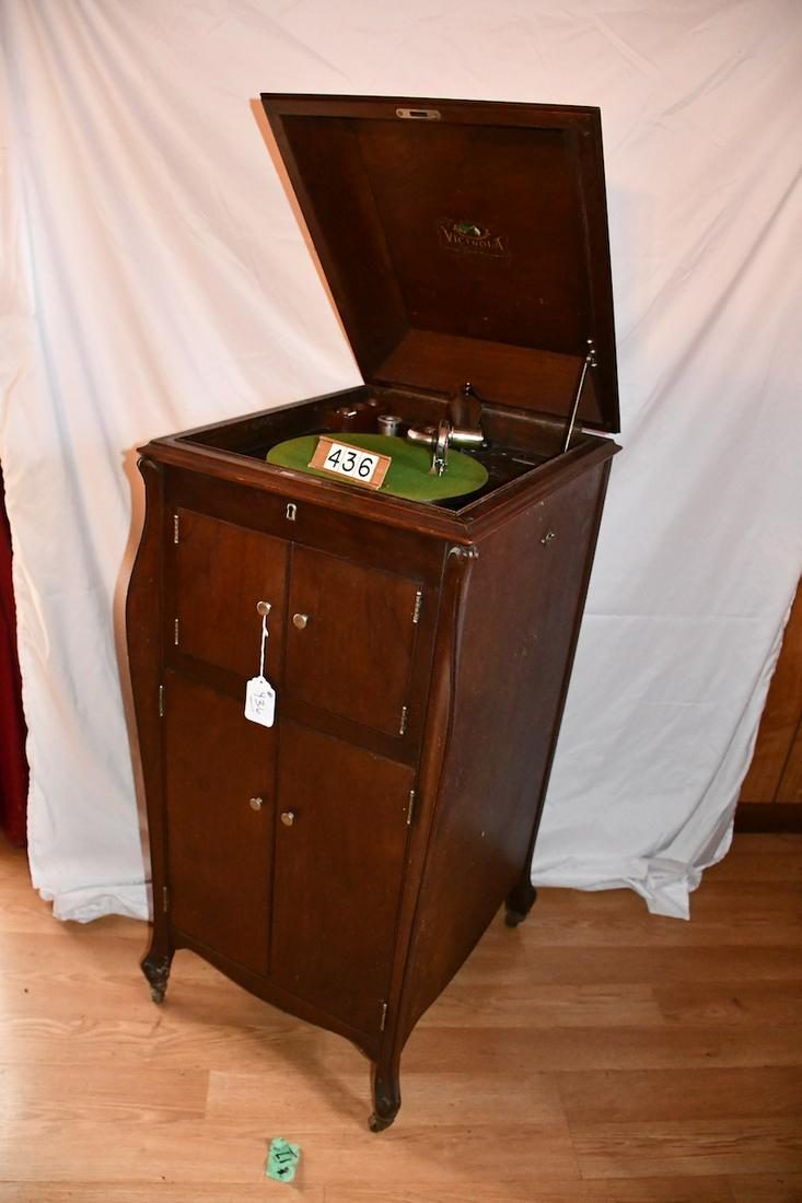 Victor Victrola VV-XI phonograph (1 of 2)