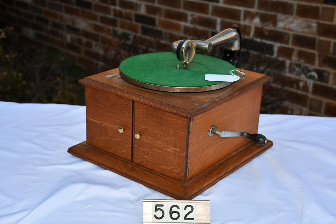 Victor Victrola VV-IV disc phonograph (1 of 2)