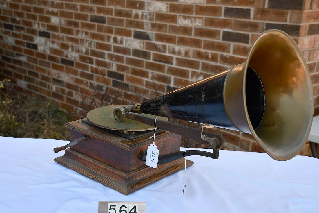 Victor P Disc phonograph (1 of 3)