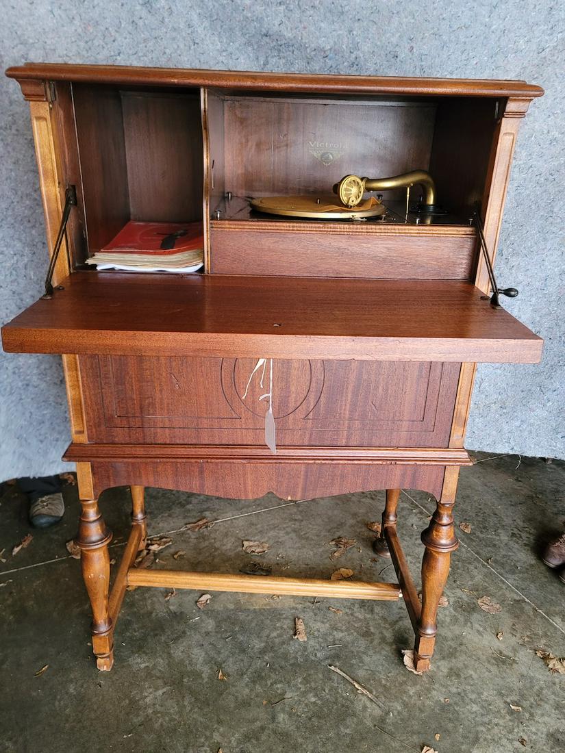 Victor Victrola Revere  VV 14-1 Floor Model Phonograph (1 of 4)