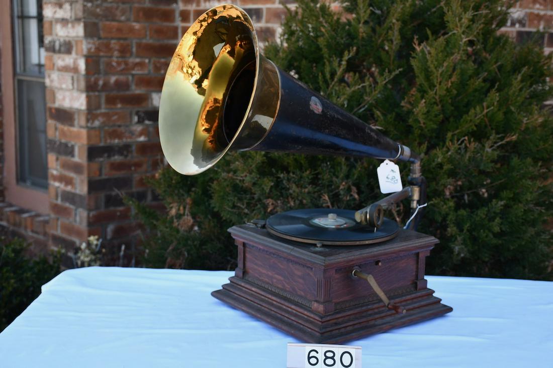 Victor Type M "Rigid Arm" Disc. Phonograph (1 of 4)