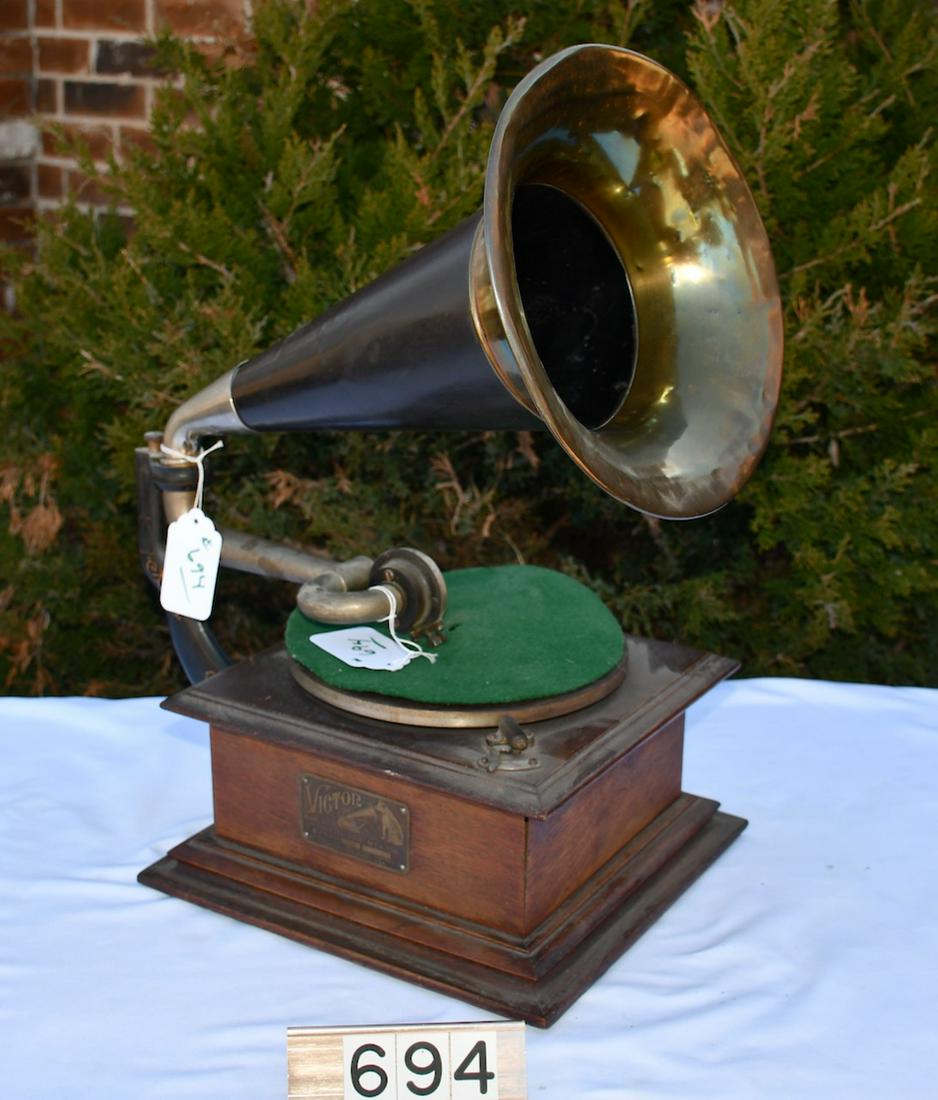Victor I Disc Phonograph (1 of 3)