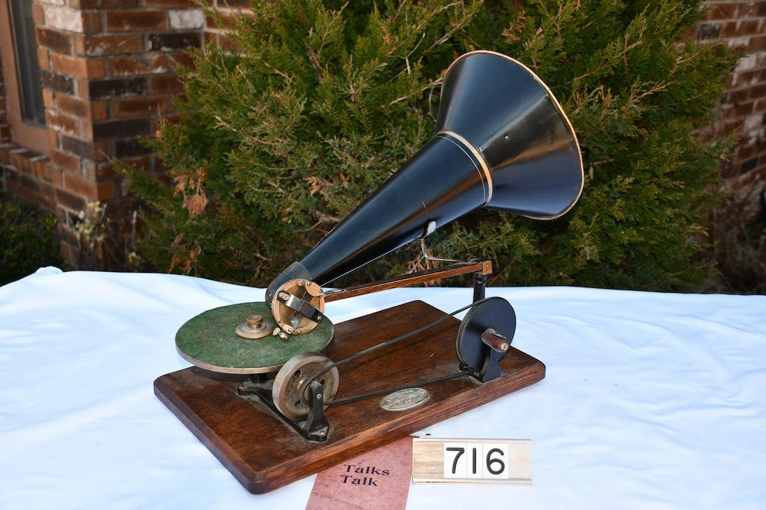 Berliner Hand wind Reproduction Gramophone (1 of 3)