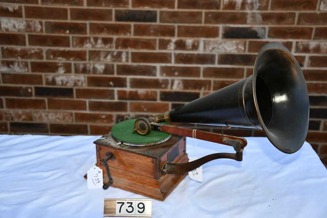 Victor R Disc phonograph (1 of 3)