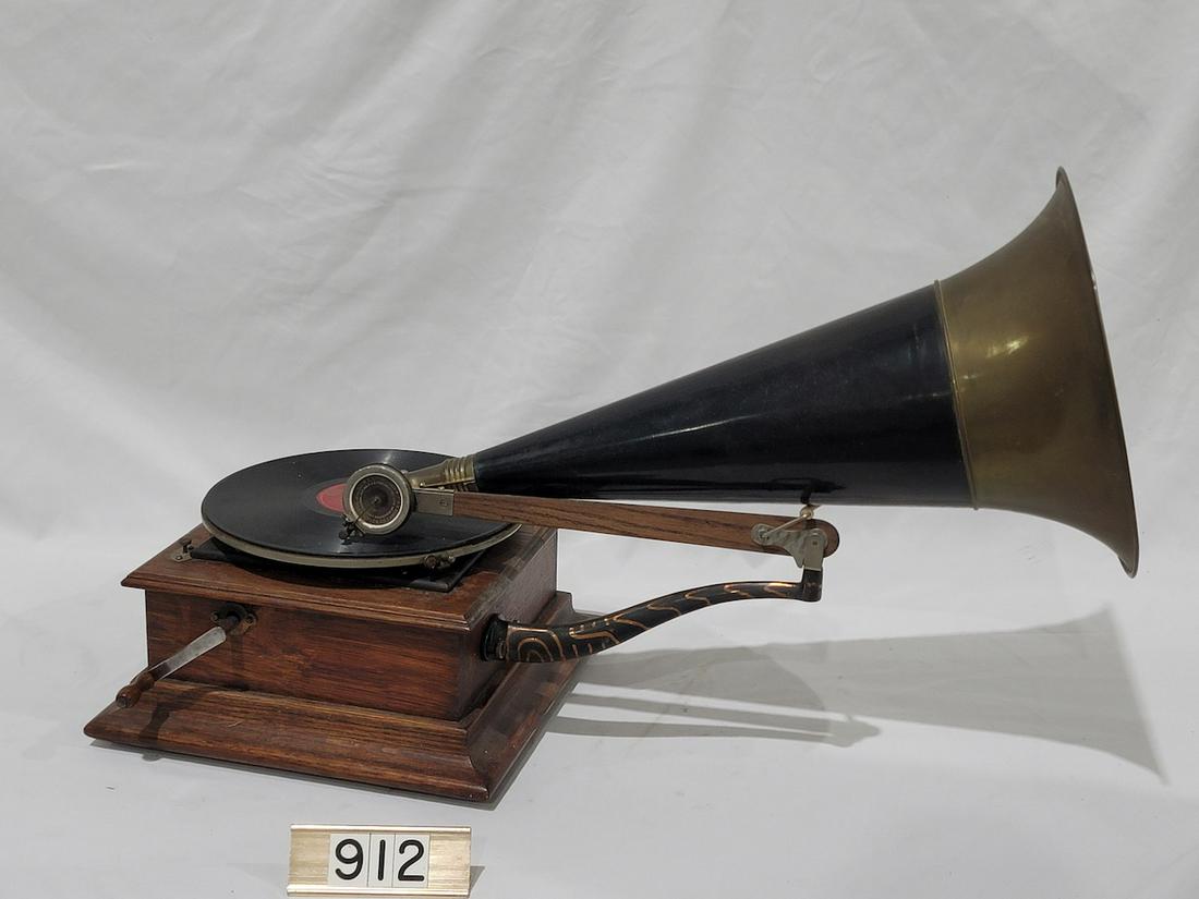 Victor P Disc phonograph (1 of 3)